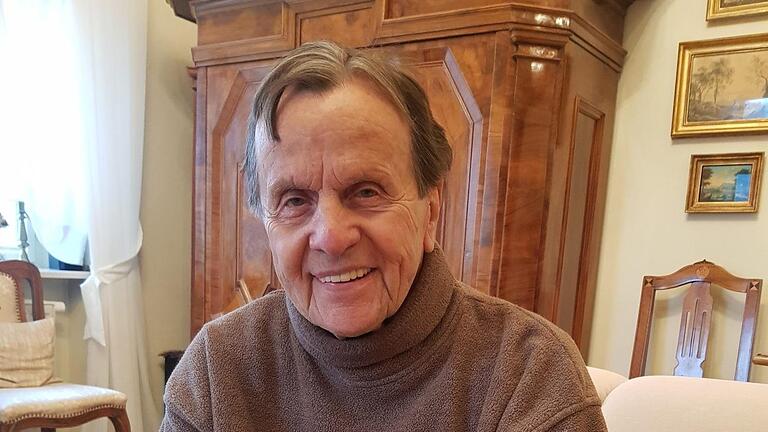 Johannes R. Köhler kann wieder lächeln: Er und seine Frau Barbara haben im hohen Alter beide Corona überstanden. Auch jetzt noch trägt er gern den Pullover seines Sohnes - für ihn ein wichtiges Symbol. Foto: Susanne Will - Johannes R. Köhler kann wieder lächeln: Er und seine Frau Barbara haben im hohen Alter beide Corona überstanden. Auch jetzt noch trägt er gern den Pullover seines Sohnes - für ihn ein wichtiges Symbol. Foto: Susanne Will Johannes R. Köhler kann wieder lächeln: Er und seine Frau Barbara haben im hohen Alter beide Corona überstanden. Auch jetzt noch trägt er gern den Pullover seines Sohnes - für ihn ein wichtiges Symbol. Foto: Susanne Will - Johannes R. Köhler kann wieder lächeln: Er und seine Frau Barbara haben im hohen Alter beide Corona überstanden. Auch jetzt noch trägt er gern den Pullover seines Sohnes - für ihn ein wichtiges Symbol. Foto: Susanne Will