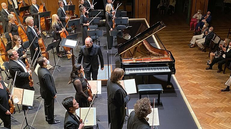 Die Dresdner Philharmonie mit dem Gastdirigenten Lionel Bringuier (mit Maske, links) sprang am Freitag beim Kissinger Sommer für das Royal Philharmonic Orchestra London ein, das coronabedingt nicht ausreisen durfte.       -  Die Dresdner Philharmonie mit dem Gastdirigenten Lionel Bringuier (mit Maske, links) sprang am Freitag beim Kissinger Sommer für das Royal Philharmonic Orchestra London ein, das coronabedingt nicht ausreisen durfte.