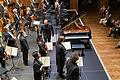 Die Dresdner Philharmonie mit dem Gastdirigenten Lionel Bringuier (mit Maske, links) sprang am Freitag beim Kissinger Sommer für das Royal Philharmonic Orchestra London ein, das coronabedingt nicht ausreisen durfte.       -  Die Dresdner Philharmonie mit dem Gastdirigenten Lionel Bringuier (mit Maske, links) sprang am Freitag beim Kissinger Sommer für das Royal Philharmonic Orchestra London ein, das coronabedingt nicht ausreisen durfte.
