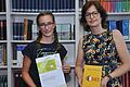 Die Siebtklässlerin Lisa Braun&nbsp;hat es in die dritte Runde des Informatikwettbewerbs geschafft. Informatiklehrerin Miriam Rode (rechts) hat sie zu ihrem Sieg beglückwünscht.