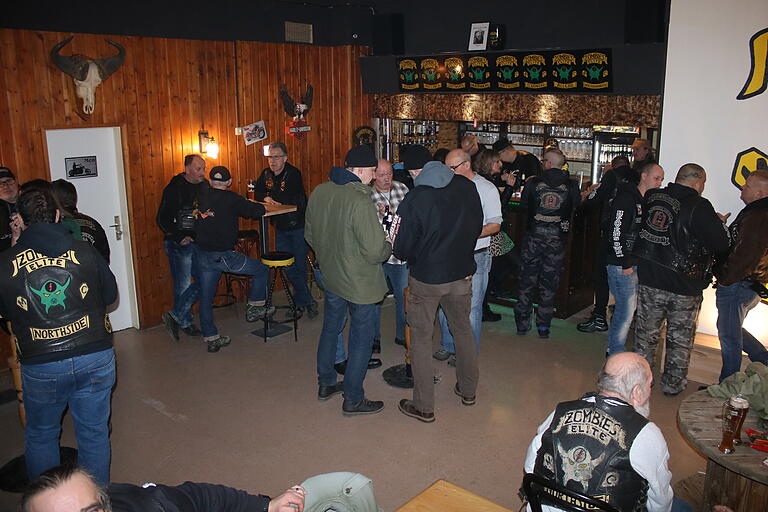 Blick in den Clubraum: An jedem zweiten Freitag sind Mitglieder befreundeter Motorradclubs zu Besuch.
