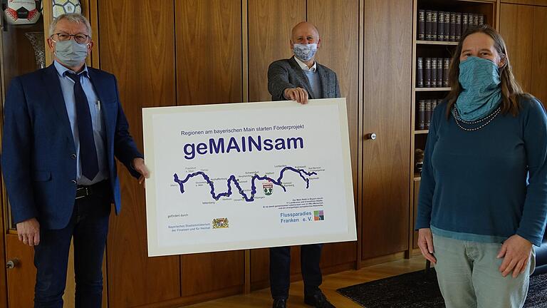 Das Projekt 'geMAINsam' der Gemeinde Knetzgau und des Vereins Flussparadies Franken erhält 300 000 Euro Förderung vom Heimatministerium. Das Bild zeigt (von links) den Bamberger Landrat und Vereinsvorsitzenden Johann Kalb, Knetzgaus Bürgermeister Stefan Paulus und Dr. Anne Schmitt, Geschäftsführerin des Vereins. Das Projekt 'geMAINsam' der Gemeinde Knetzgau und des Vereins Flussparadies Franken erhält 300 000 Euro Förderung vom Heimatministerium. Das Bild zeigt (von links) den Bamberger Landrat und Vereinsvorsitzenden Johann Kalb, Knetzgaus Bürgermeister Stefan Paulus und Dr. Anne Schmitt, Geschäftsführerin des Vereins.