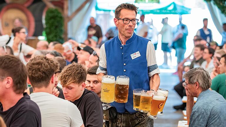 Bier und Boxen gehört für die Zuschauer und Zuschauerinnen zusammen.&nbsp;