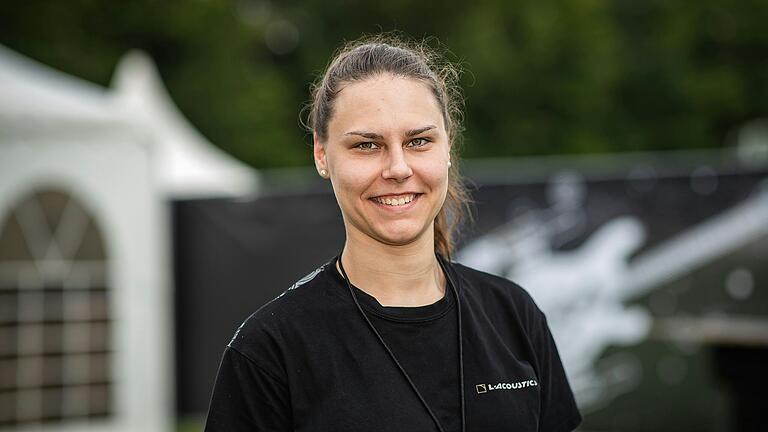 Susi Lutz (25) aus München ist für den Ton auf der Zeltbühne zuständig. Susi Lutz (25) aus München ist für den Ton auf der Zeltbühne zuständig.