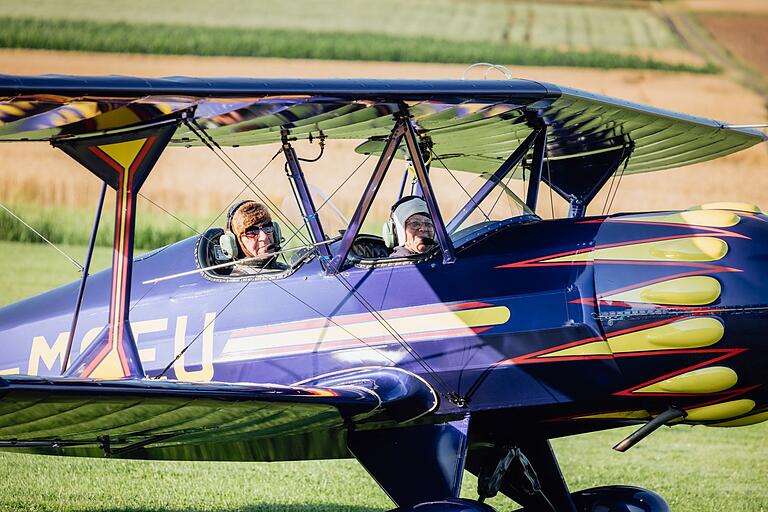 Elmar Umhöfer und Tochter Anita Herrmann beim Start am Saaler Flugplatz Elmar Umhöfer und Tochter Anita Herrmann beim Start am Saaler Flugplatz