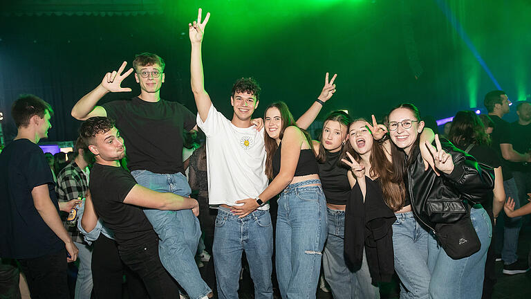 Zahlreiche Feierlustige besuchen am Samstag 12.10.24 die Party XXL in der Posthalle in Würzburg.