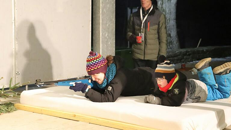 Biathlon: Wenn die Mama schießt, passt der Sohnemann genau auf Biathlon: Wenn die Mama schießt, passt der Sohnemann genau auf