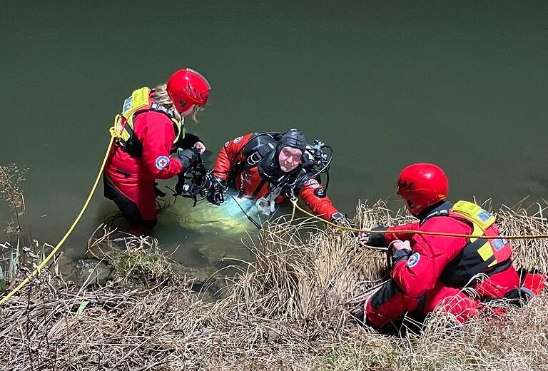 Ein Taucher kurz vor seinem Tauchgang. Er wird von Kameraden mit einer Leine gesichert. Ein Taucher kurz vor seinem Tauchgang. Er wird von Kameraden mit einer Leine gesichert.