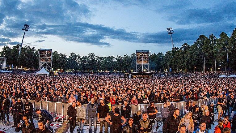 Und die Stadt hörte mit: Die Metal-Band Volbeat begeisterte Tausende im Willy-Sachs-Stadion. Und die Stadt hörte mit: Die Metal-Band Volbeat begeisterte Tausende im Willy-Sachs-Stadion.