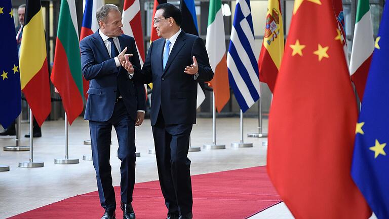 EU-Ratspräsident Donald Tusk mit dem chinesischen Premierminister Li Keqiang (rechts)