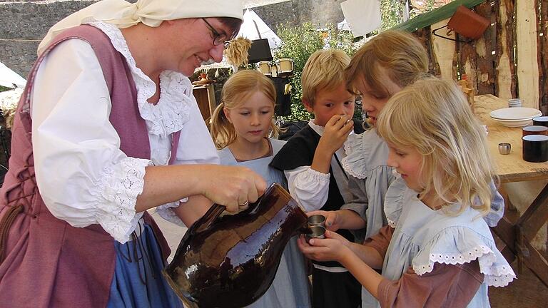 Für Erfrischung ist beim Historien-Wochenende, das 10. und 11. August in Ostheim stattfindet, ist gesorgt - für Besucher wie für Mitwirkende. Für Erfrischung ist beim Historien-Wochenende, das 10. und 11. August in Ostheim stattfindet, ist gesorgt - für Besucher wie für Mitwirkende.