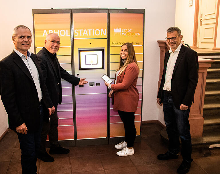 Verlängerte Reisepässe, bald auch Personalausweise,&nbsp; können seit kurzem ohne Termin an einer solchen Station abgeholt werden Bei der Inbetriebnahme (von links): Wolfgang Gräf, Leiter des Bürgerbüros, Kommunalreferent Wolfgang Kleiner, Bürgerbüro-Mitarbeiterin&nbsp; Rebekka Stumpf und&nbsp; Thomas Kühner, der stellvertretende Leiter des Fachbereichs Allgemeine Bürgerdienste.