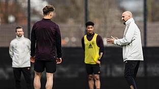 Kommt zur Trainerfortbildung in Heidingsfeld: U21-Nationaltrainer Antonio Di Salvo (rechts), hier beim Training auf den Plätzen des DFB-Campus.       -  Kommt zur Trainerfortbildung in Heidingsfeld: U21-Nationaltrainer Antonio Di Salvo (rechts), hier beim Training auf den Plätzen des DFB-Campus.