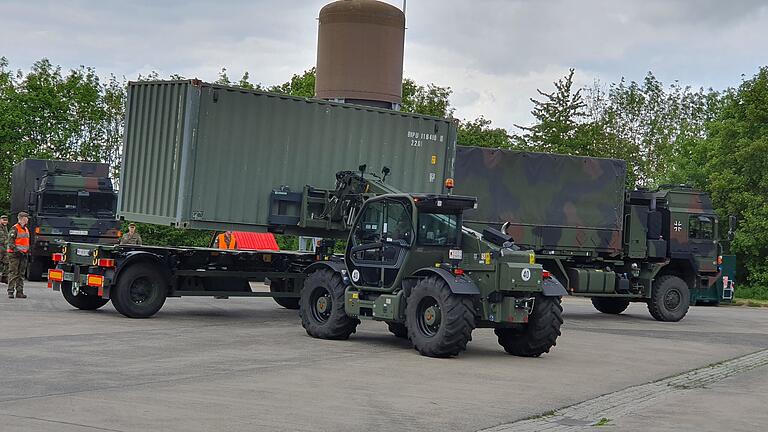 Der Teleskoplader 'Merlo' verlädt einen 20 Fuß-Standard-Container.