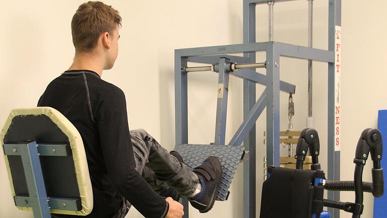 Luis Rauch (16), Schüler der Hans-Schöbel-Schule in Würzburg, trainiert an der Beinpresse. Luis Rauch (16), Schüler der Hans-Schöbel-Schule in Würzburg, trainiert an der Beinpresse.