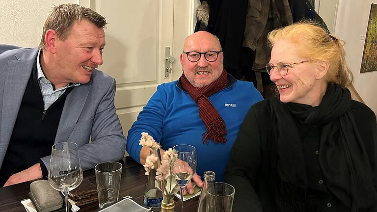 Bürgermeister der Stadt Ochsenfurt Peter Juks (links im Bild), Gästeführer Sam Schmitt (mittig im Bild) und Gästeführerin Antje Roscoe (rechts im Bild) beim gemeinsamen Austausch im Café Hahn in Wertheim. Bürgermeister der Stadt Ochsenfurt Peter Juks (links im Bild), Gästeführer Sam Schmitt (mittig im Bild) und Gästeführerin Antje Roscoe (rechts im Bild) beim gemeinsamen Austausch im Café Hahn in Wertheim.