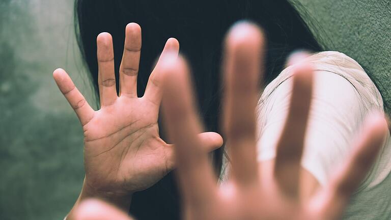Die Frau war auf dem Heimweg von einer Veranstaltung , als der Mann ihr der Mann folgte und sie dann angriff.Symbolfoto: Adobe Stock       -  Die Frau war auf dem Heimweg von einer Veranstaltung , als der Mann ihr der Mann folgte und sie dann angriff.Symbolfoto: Adobe Stock