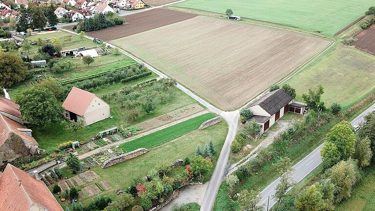 Auf diesen freien Ackerflächen im Nordwesten von Obervolkach entsteht das neue Baugebiet An der Michaeliskapelle mit 27 Bauplätzen. Über ein Regenrückhaltebecken wird das Oberflächenwasser in die Volkach (rechts unten) geleitet Auf diesen freien Ackerflächen im Nordwesten von Obervolkach entsteht das neue Baugebiet An der Michaeliskapelle mit 27 Bauplätzen. Über ein Regenrückhaltebecken wird das Oberflächenwasser in die Volkach (rechts unten) geleitet