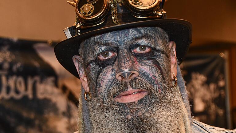 Skurrile Typen und echte Tattoo-Fans präsentierten gerne ihren 'kunstvollen Körper' bei der 1. Tattoo Convention in Bad Neustadt. Skurrile Typen und echte Tattoo-Fans präsentierten gerne ihren 'kunstvollen Körper' bei der 1. Tattoo Convention in Bad Neustadt.