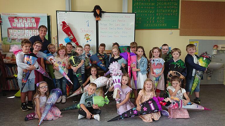 An der Grundschule hat am Dienstag Lehrerin Marion Treml 22 Kinder in der Klasse 1d begrüßt. Die zehn Mädchen und zwölf Buben kommen aus Aidhausen, Happertshausen, Friesenhausen, Lendershausen, Nassach und Rottenstein. An der Grundschule hat am Dienstag Lehrerin Marion Treml 22 Kinder in der Klasse 1d begrüßt. Die zehn Mädchen und zwölf Buben kommen aus Aidhausen, Happertshausen, Friesenhausen, Lendershausen, Nassach und Rottenstein.