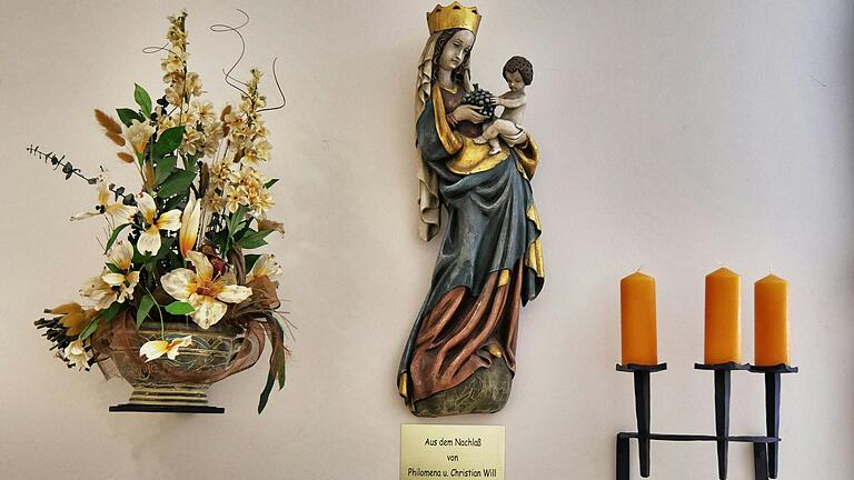 Aus dem Nachlass von Christian und Philomena Will in Estenfeld hat der Freundeskreis des Seniorenzentrums Bergtheim eine holzgeschnitzte Madonna geschenkt bekommen und sie in der Kapelle des Seniorenheims montiert.