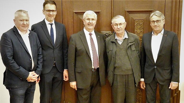 Auf großes Interesse stieß der Festvortrag von Dr. Peter Pfister über den Kardinal und Erzbischof Michael von Faulhaber beim Historischen Verein Heidenfeld. Im Bild (von links): Der Zweite Bürgermeister von Röthlein und stellvertretende Vorsitzende des Historischen Vereins Heidenfeld, Martin Weth, Vorsitzender Stefan Menz, Referent Dr. Peter Pfister, Pfarrer Richard Baunach und Bürgermeister Albrecht Hofmann. Auf großes Interesse stieß der Festvortrag von Dr. Peter Pfister über den Kardinal und Erzbischof Michael von Faulhaber beim Historischen Verein Heidenfeld. Im Bild (von links): Der Zweite Bürgermeister von Röthlein und stellvertretende Vorsitzende des Historischen Vereins Heidenfeld, Martin Weth, Vorsitzender Stefan Menz, Referent Dr. Peter Pfister, Pfarrer Richard Baunach und Bürgermeister Albrecht Hofmann.