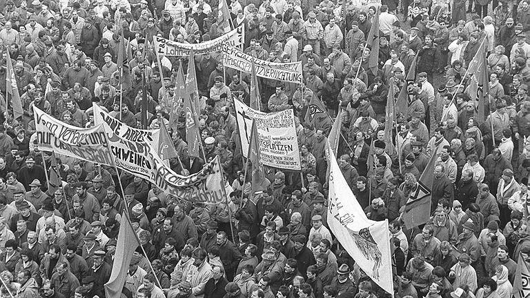 Als FAG Kugelfischer durch die Übernehme der ostdeutschen Kugellagerfabriken in die Schieflage kam, fürchteten tausende Menschen um ihre Arbeitsplätze. Auf dem Marktplatz kam es zu einer Großdemonstration. Als FAG Kugelfischer durch die Übernehme der ostdeutschen Kugellagerfabriken in die Schieflage kam, fürchteten tausende Menschen um ihre Arbeitsplätze. Auf dem Marktplatz kam es zu einer Großdemonstration.