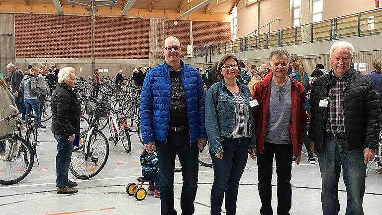 Vom Dreirad bis zum Rennrad: Die Fahrradbörse der SPD in der Zeiler Sporthalle am Tuchanger ist und bleibt aus Sicht des Veranstalters eine Erfolgsgeschichte. Im Bild die Organisatoren (von links) Thomas Stadelmann, Johanna Reinwand-Bamberg, Edgar Wegner und Heinrich Düring. Vom Dreirad bis zum Rennrad: Die Fahrradbörse der SPD in der Zeiler Sporthalle am Tuchanger ist und bleibt aus Sicht des Veranstalters eine Erfolgsgeschichte. Im Bild die Organisatoren (von links) Thomas Stadelmann, Johanna Reinwand-Bamberg, Edgar Wegner und Heinrich Düring.