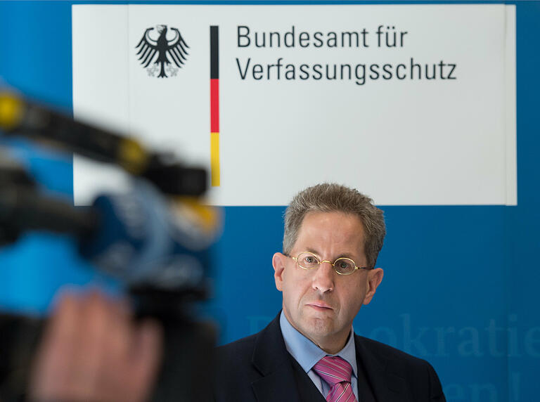 2016 war Hans-Georg Maaßen noch Präsident des Bundesamtes für Verfassungsschutz. 2018 wurde er wegen umstrittener Äußerungen in den vorzeitigen Ruhestand versetzt. 2016 war Hans-Georg Maaßen noch Präsident des Bundesamtes für Verfassungsschutz. 2018 wurde er wegen umstrittener Äußerungen in den vorzeitigen Ruhestand versetzt.