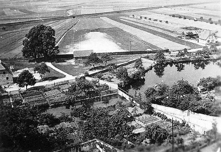 Fußballplatz und Dreschplatz im Zeil der frühen 1950er-Jahre. Die Sportplätze waren damals noch ganz einfach gehalten. Fußballplatz und Dreschplatz im Zeil der frühen 1950er-Jahre. Die Sportplätze waren damals noch ganz einfach gehalten.