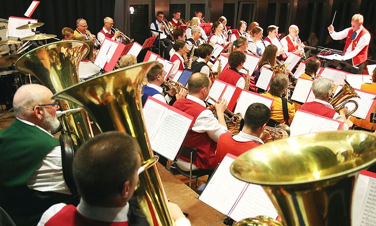 Der Landkreis ist zweifelsohne musikalisch – blasmusikalisch. Am zweiten Novembersamstag lud das Kreisorchester Kitzingen in die Karl-Knauf Halle nach Iphofen ein. Dirigent Sigfried Graf hatte 'seine' 50 Blasmusikerinnen und Blasmusiker bestens im Griff, ein buntes Musik-Programm gewählt und zum Dank gab es in der Konzerthalle Standing Ovations Der Landkreis ist zweifelsohne musikalisch – blasmusikalisch. Am zweiten Novembersamstag lud das Kreisorchester Kitzingen in die Karl-Knauf Halle nach Iphofen ein. Dirigent Sigfried Graf hatte 'seine' 50 Blasmusikerinnen und Blasmusiker bestens im Griff, ein buntes Musik-Programm gewählt und zum Dank gab es in der Konzerthalle Standing Ovations