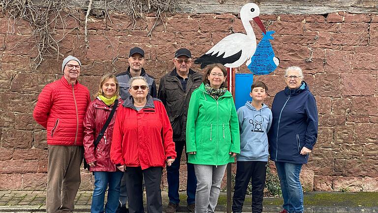 Die 'Macher' des Uettinger Storch (von links): Patenonkel Wolfram Geiger, Franziska Schätzlein, Jens Stollberger, Oma Doris und Opa Kurt Bauer, Martina Stollberger mit Sohn Leo und Patentante Beate Geiger. Die 'Macher' des Uettinger Storch (von links): Patenonkel Wolfram Geiger, Franziska Schätzlein, Jens Stollberger, Oma Doris und Opa Kurt Bauer, Martina Stollberger mit Sohn Leo und Patentante Beate Geiger.
