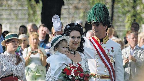 Umzug zum Rakoczy-Fest lockt 38 000 Besucher - (far) Das Regenwetter der Eröffnung am Freitag war beim Rakoczy-Fest in Bad Kissingen schnell vergessen. Bereits am Samstagabend brodelte die Innenstadt vor Musik und Menschen in Feststimmung. Und am Sonntag, beim Festzug, säumten laut Polizei 38 000 Schaulustige die Straßen. Der Höhepunkt des vor 60 Jahren erstmals ausgerichteten Fests lockte damit erheblich mehr Zuschauer an als 2009. Zahlreiche Impressionen finden Sie im Internet: www.mainpost.de/online-tipp Umzug zum Rakoczy-Fest lockt 38 000 Besucher - (far) Das Regenwetter der Eröffnung am Freitag war beim Rakoczy-Fest in Bad Kissingen schnell vergessen. Bereits am Samstagabend brodelte die Innenstadt vor Musik und Menschen in Feststimmung. Und am Sonntag, beim Festzug, säumten laut Polizei 38 000 Schaulustige die Straßen. Der Höhepunkt des vor 60 Jahren erstmals ausgerichteten Fests lockte damit erheblich mehr Zuschauer an als 2009. Zahlreiche Impressionen finden Sie im Internet: www.mainpost.de/online-tipp
