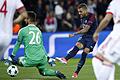 Führungstreffer PSG       -  Dani Alves (r) lässt Bayern-Keeper Sven Ulreich keine Chance und trifft zum 1:0 für PSG.