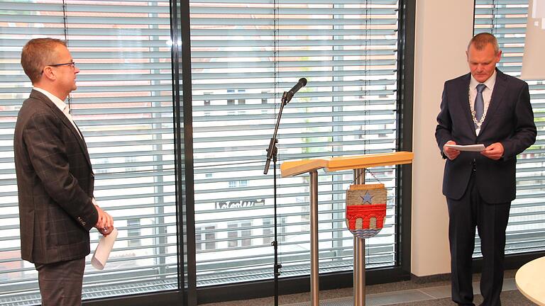 Christian Menig wird als neuer Zweiter Bürgermeister durch Bürgermeister Thomas Stamm vereidigt.