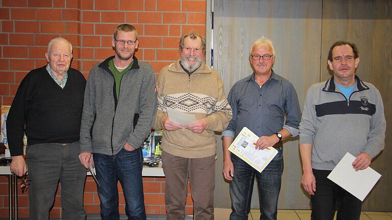 Beim Schafkopfturnier der Schachfreunde Burgsinn 2017: Kassier Wolfgang Hirschmann, Tobias Gerhard, Georg Imhof, 1. Vorsitzender Christian Gutermuth und Manfred Krämer. (Archivbild) Beim Schafkopfturnier der Schachfreunde Burgsinn 2017: Kassier Wolfgang Hirschmann, Tobias Gerhard, Georg Imhof, 1. Vorsitzender Christian Gutermuth und Manfred Krämer. (Archivbild)