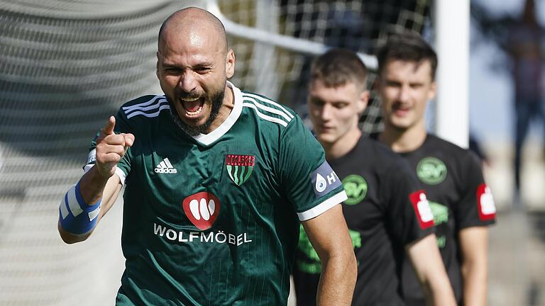 Sein dritter Streich am Samstag: FC-05-Stürmer Adam Jabiri trifft zum 4:0 gegen Schalding-Heining und hat nun schon nach 13 Spieltagen 14 Treffer auf seinem Konto. Sein dritter Streich am Samstag: FC-05-Stürmer Adam Jabiri trifft zum 4:0 gegen Schalding-Heining und hat nun schon nach 13 Spieltagen 14 Treffer auf seinem Konto.