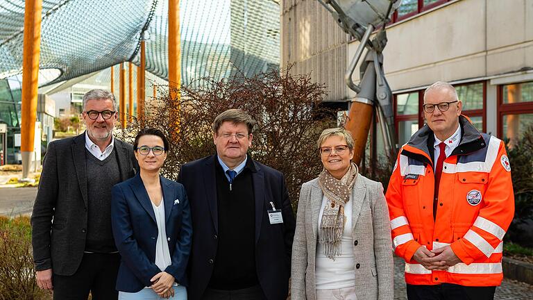 Über Probleme und Lösungsideen im Bereich Notfallversorgung informierten (von links)&nbsp; Generalbevollmächtigter des Rhön-Klinikums Bernd Griewing, Geschäftsführende Direktorin Sandra Henek, der Organisator des Forums Michael Dinkel, die Parlamentarische Staatssekretärin Sabine Dittmar sowie Uwe Kippnich, Koordinator Sicherheitsforschung beim BRK.
