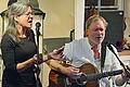 Steffi und Tom Reuchlein sangen als das Duo 'Zweipunktnull' im Rahmen der Veranstaltungsreihe 'Nachtlicht' im Torturm von Zellingen.