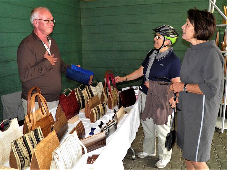 Frauentraum: Ein Stand voller Taschen. Frauentraum: Ein Stand voller Taschen.