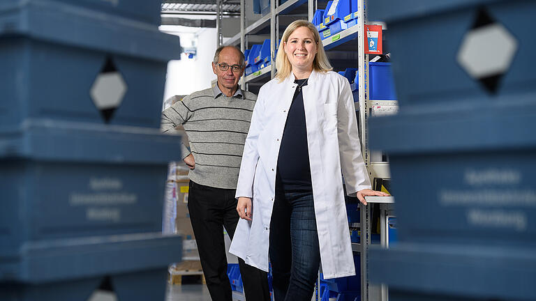 Die aktuelle Leiterin der Klinikapotheke des Uniklinikums, Dr. Mareike Kunkel, und ihr Vorgänger, Dr. Johann Schurz, überblicken zusammen die letzten 26 Jahre der Einrichtung aus eigener Erfahrung. Die aktuelle Leiterin der Klinikapotheke des Uniklinikums, Dr. Mareike Kunkel, und ihr Vorgänger, Dr. Johann Schurz, überblicken zusammen die letzten 26 Jahre der Einrichtung aus eigener Erfahrung.