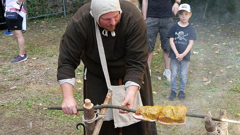 Küchenchef Kunibert bereitet auf dem Holzfeuer einen leckeren Braten zu. Küchenchef Kunibert bereitet auf dem Holzfeuer einen leckeren Braten zu.