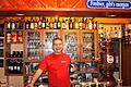 Freut sich seit drei Jahrzehnten auf die Gäste: Udo Karpenko feiert an diesem Samstag den 30. Geburtstag seiner Kneipe &bdquo;Zum Holzwurm&ldquo; in Mellrichstadt.