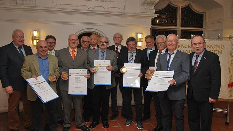 Erhielten den Goldenen Meisterbrief für den 40sten Jahrestag als Meister, links Obermeister Wolfgang Rhein, rechts der Präsident der Handwerkskammer Walter Heußlein
