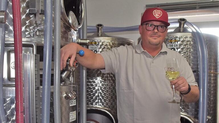 Oliver Senft aus Abtswind hat den neuen Jahrgang schon abgefüllt. Oliver Senft aus Abtswind hat den neuen Jahrgang schon abgefüllt.