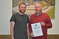 Der Vereinsvorsitzende Lorenz Neder ehrt seinen Vater Ewald Neder für 40 Jahre Mitgliedschaft im Weinbauverein Ramsthal.       -  Der Vereinsvorsitzende Lorenz Neder ehrt seinen Vater Ewald Neder für 40 Jahre Mitgliedschaft im Weinbauverein Ramsthal.
