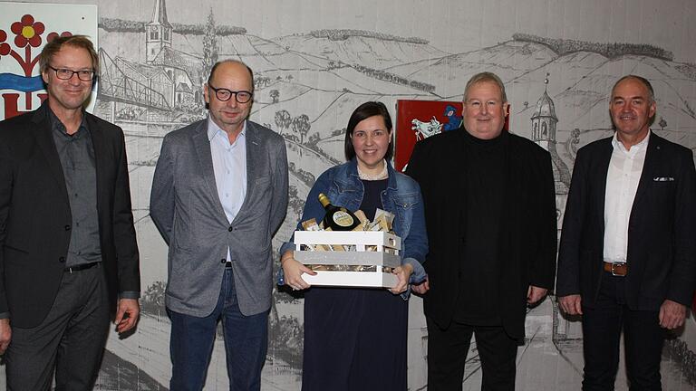 Zur Amtseinführung bekam Kerstin Schwarz als neue Rektorin der Mittelschule Zellingen auch Geschenke von ihren Kollegen und Gästen. Im Bild (von links): Konrektor Peter Stenglein, Schulverbandsvorsitzender Herbert Hemmelmann, Kerstin Schwarz, Schulrat Manfred Glock und stellvertretender Schulverbandsvorsitzender Karl Gerhard.