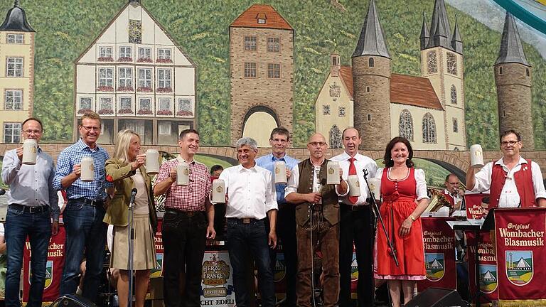 Auf ein erfolgreiches Kirchweih- und Heimatfest stießen am Donnerstagabend im Festzelt an (von links): Brauerei-Geschäftsführer Reiner Strohfuß, MdL Günther Felbinger, Brauereichefin Susann Schubert, MdL Thorsten Schwab, Braumeister Dieter Beutel, Landrat Thomas Schiebel, Bürgermeister Jürgen Lippert, das Festwirtspaar Franz und Jutta Widmann und Dirigent Klaus Hübner. Auf ein erfolgreiches Kirchweih- und Heimatfest stießen am Donnerstagabend im Festzelt an (von links): Brauerei-Geschäftsführer Reiner Strohfuß, MdL Günther Felbinger, Brauereichefin Susann Schubert, MdL Thorsten Schwab, Braumeister Dieter Beutel, Landrat Thomas Schiebel, Bürgermeister Jürgen Lippert, das Festwirtspaar Franz und Jutta Widmann und Dirigent Klaus Hübner.