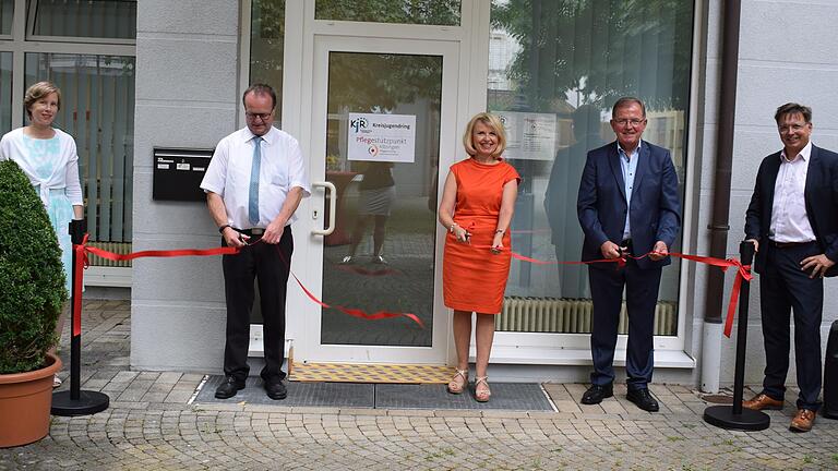Im gleichen Gebäude wie der Kreisjugendring befinden sich jetzt auch die Büros des Pflegestützpunktes im Landkreis Kitzingen. Zur offiziellen Eröffnung kamen (von links) Leiterin Ute Döblinger, Michael Kamm (AOK), Landrätin Tamara Bischof, Bezirkstagspräsident Erwin Dotzel, Stefan Wolbert (Sozialreferent des Kreistags). Im gleichen Gebäude wie der Kreisjugendring befinden sich jetzt auch die Büros des Pflegestützpunktes im Landkreis Kitzingen. Zur offiziellen Eröffnung kamen (von links) Leiterin Ute Döblinger, Michael Kamm (AOK), Landrätin Tamara Bischof, Bezirkstagspräsident Erwin Dotzel, Stefan Wolbert (Sozialreferent des Kreistags).