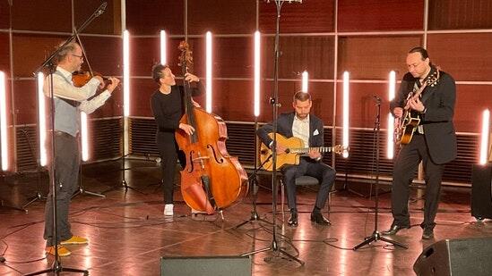 Inswingtief bei der Aufnahme im Studio 2 des BR. Von links Thomas Buffy, Sabrina Damiani, Felix Leitner und Stefan Degner.&nbsp;